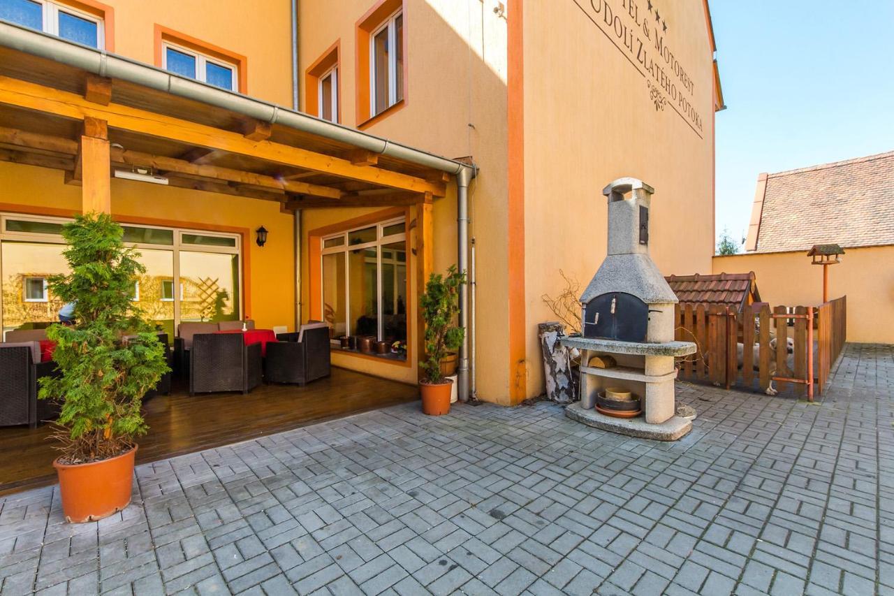 Hotel & Motorest V Udoli Zlateho Potoka Blsany 외부 사진